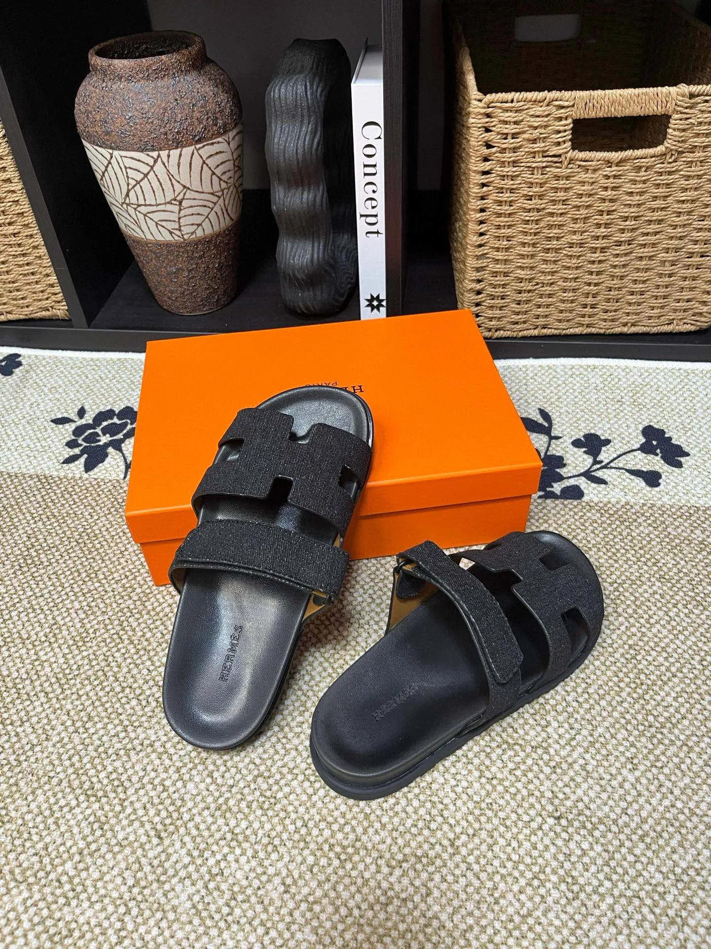 P300 Long-term stock Hermes men’s Kazimir slippers for couples - top quality woven calfskin functional sandals with intertwined uppers inspired by the “H” iconic pattern to create a casual look, perfect for summer. Imported cowhide + cowhide lining + TUP outsole Size: 35-46